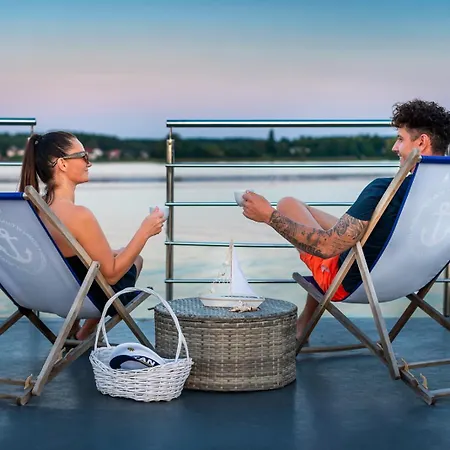 Na Wodzie - Hausboot - Plywajacy -charzykowy Botel Charzykowy
