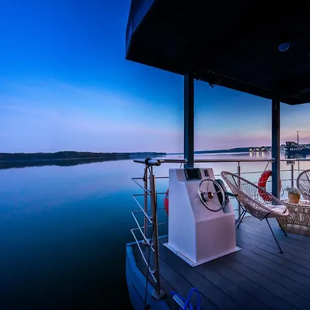 Na Wodzie - Hausboot - Plywajacy -charzykowy