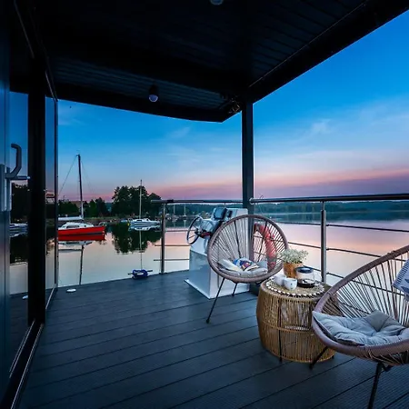 Na Wodzie - Hausboot - Plywajacy -charzykowy 船屋 哈日科维